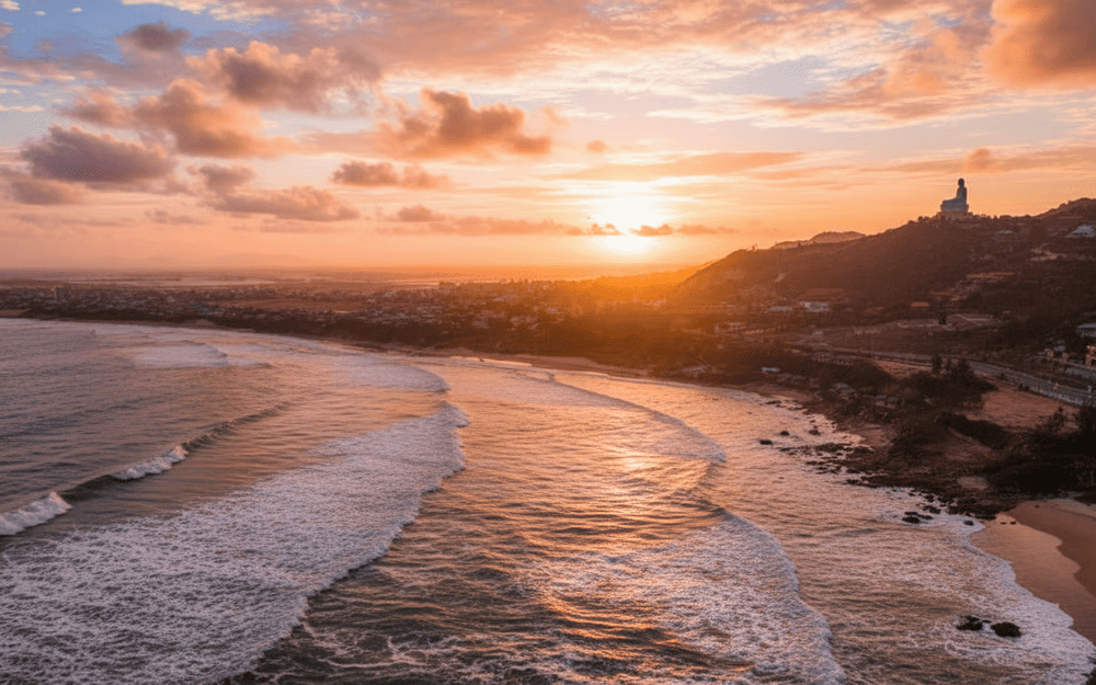 Quần thể chùa toạ lạc uy nghi trên núi Bà, nổi bật với tượng Phật khổng lồ mang thế tựa sơn vọng hải